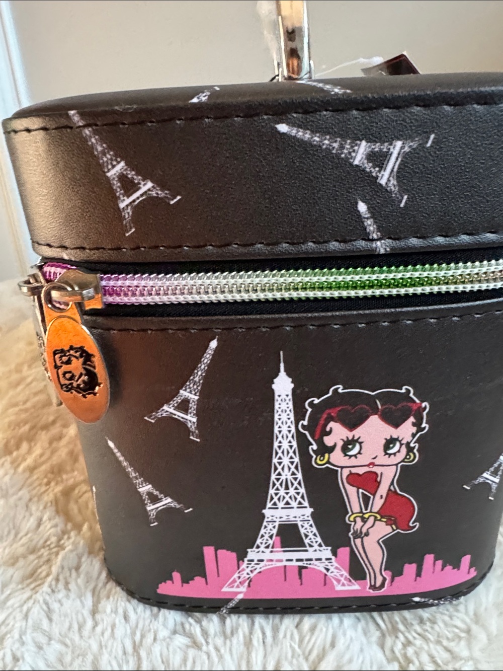 Betty Boop Black & Pink Paris Cosmetic Train Case - Picture 8 of 12